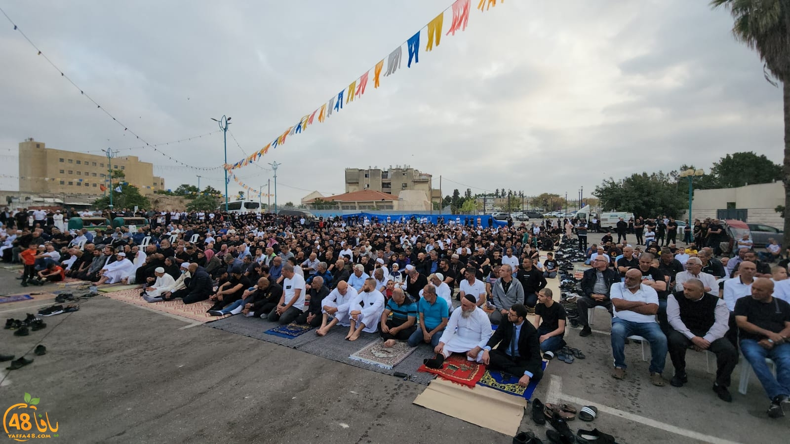  أهالي مدينة اللد يؤدون صلاة العيد في ساحة المسجد العمري الكبير 